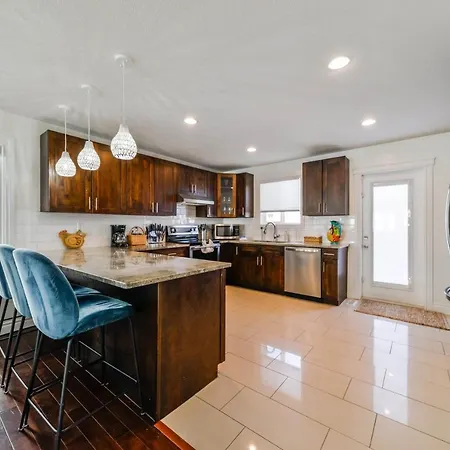Tropical Oasis - King Beds - Free Netflix & Parking - Fast Wi-Fi Villa Edmonton Exterior photo