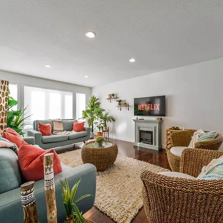 Tropical Oasis - King Beds - Free Netflix & Parking - Fast Wi-Fi Villa Edmonton Exterior photo