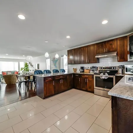 Tropical Oasis - King Beds - Free Netflix & Parking - Fast Wi-Fi Villa Edmonton Exterior photo