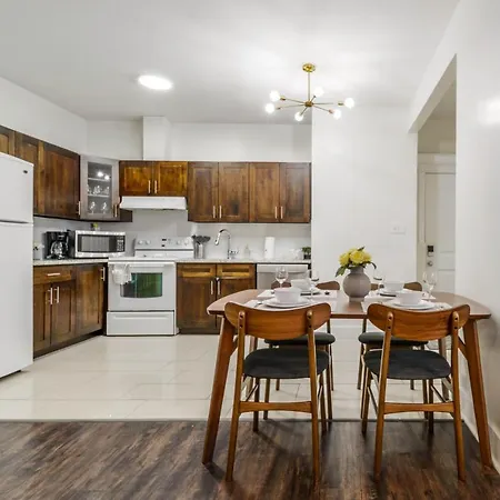 Tropical Oasis - King Beds - Free Netflix & Parking - Fast Wi-Fi Villa Edmonton Exterior photo