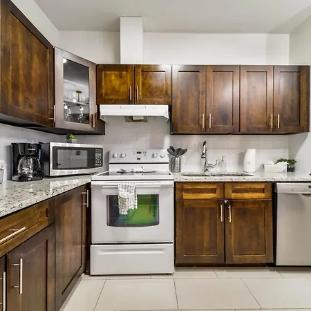 Tropical Oasis - King Beds - Free Netflix & Parking - Fast Wi-Fi Villa Edmonton Exterior photo