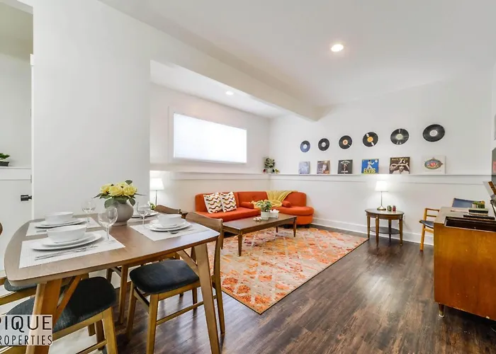 Tropical Oasis - King Beds - Free Netflix & Parking - Fast Wi-Fi