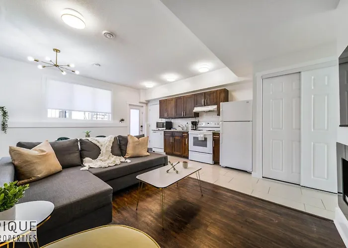 Tropical Oasis - King Beds - Free Netflix & Parking - Fast Wi-Fi